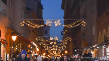 BUDAPEST, HUNGARY - 31 Aralık 2017: Turistler ve yerel halk 31 Aralık 2017 'de Budapeşte' deki Vaci Caddesi 'nde Noel tatilinin tadını çıkarıyorlar.