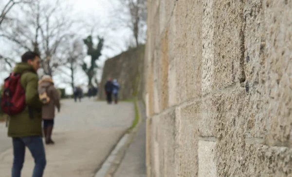 Старинная Каменная Оборонительная Стена Замка Непризнанными Людьми Заднем Плане Будапеште — стоковое фото