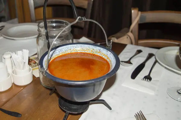 Budapest Ungheria Dicembre 2017 Zuppa Tradizionale Ungherese Gulasch Nel Ristorante — Foto Stock