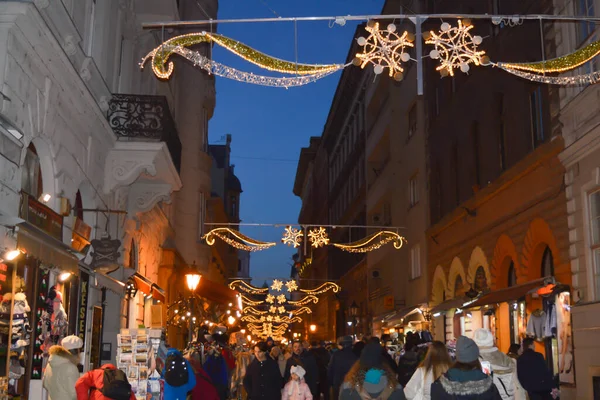 Budapest Hungria Dezembro 2017 Turistas Pessoas Locais Desfrutam Natal Rua — Fotografia de Stock