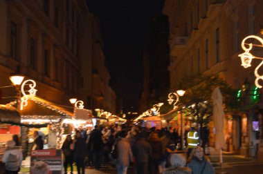 BUDAPEST, HUNGARY - 1 Ocak 2018: Turistler ve yerel halk 1 Ocak 2018 tarihinde Budapeşte 'deki Aziz Stephen Bazilikası' nda Noel pazarının keyfini çıkarıyorlar.