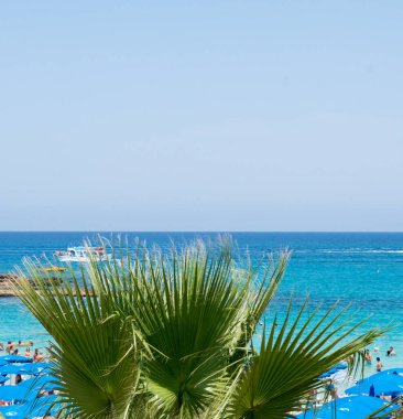 Plajda deniz manzarası, Protaras 'ta güneşli bir gün, Kıbrıs
