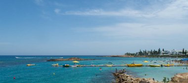 PROTARAS, CYPRUS - 16 Haziran 2018 'de Kıbrıs Rum Kesimi' nin Protaras kentinde demirlemiş tekneleri ile liman. 