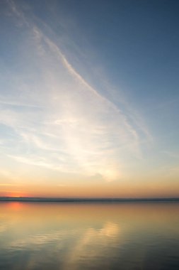 Gölün üzerinde güzel kırmızı gün batımı. Doğanın bileşimi.