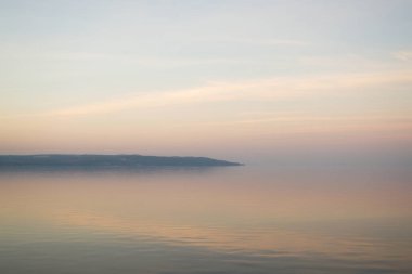 Gölün üzerinde güzel kırmızı gün batımı. Doğanın bileşimi.