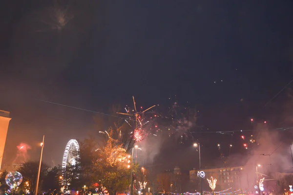 ハンガリーのブダペスト 2017年12月31日 2017年12月31日のブダペストのエルズベット広場での新年花火 — ストック写真