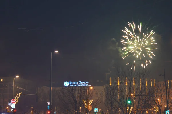 Budapest Ungarn Dezember 2017 Silvesterfeuerwerk Auf Dem Erzsbet Platz Budapest — Stockfoto