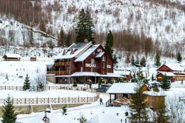 KYIV, SLAVSKE- JANUARY 12020: 1 Ocak 2020 'de Ukrayna' nın Slavske kentindeki Zakhar Berkut Dağı yolundaki otel ve restoran. 