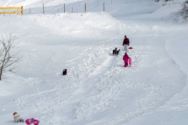 KYIV, SLAVSKE- JANUARY 12020: Kayakçılar 1 Ocak 2020 'de Ukrayna' nın Slavske kentindeki Zakhar Berkut dağına kayak asansöründe. 
