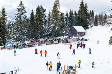 KYIV, SLAVSKE- JANUARY 12020: Kayakçılar 1 Ocak 2020 'de Ukrayna' nın Slavske kentindeki Zakhar Berkut dağına kayak asansöründe. 