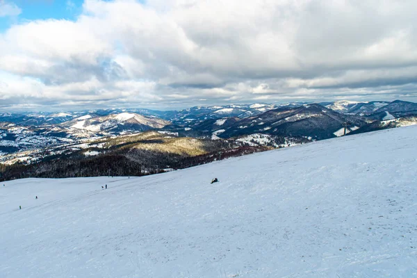 Kyiv Slavskeske 2020年1月1日 2020年1月1日にウクライナのスラフスケにあるカルパティア山脈ザカール バークート山へのスキーリフト上のスキーヤー — ストック写真