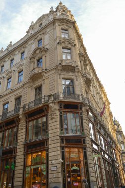 BUDAPEST, HUNGARY - 31 Aralık 2017: Turistler ve yerel halk 31 Aralık 2017 'de Budapeşte' de Vaci Caddesi 'nde yürüyüş yapıyor..