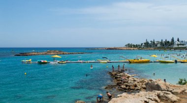 PROTARAS, CYPRUS - 16 Haziran 2018 'de Kıbrıs Rum Kesimi' nin Protaras kentinde demirlemiş tekneleri ile liman. 