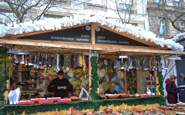 2017年12月29日 2017年12月29日 匈牙利游客和当地居民在布达佩斯圣斯蒂芬大教堂的圣诞市场享用匈牙利街头食品 — 图库照片