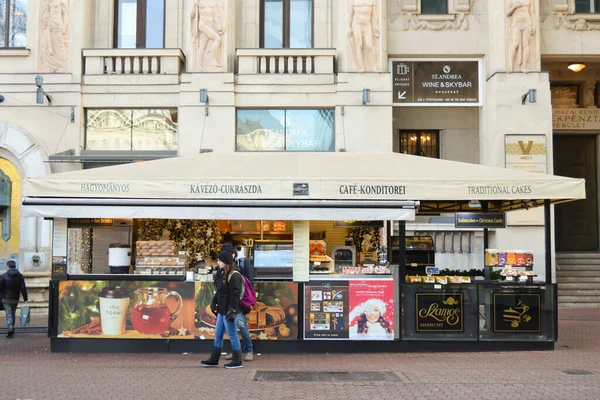BUDAPEST, HUNGARY - 31 Aralık 2017: Turistler ve yerel halk 31 Aralık 2017 'de Budapeşte' de Vaci Caddesi 'nde yürüyüş yapıyor..