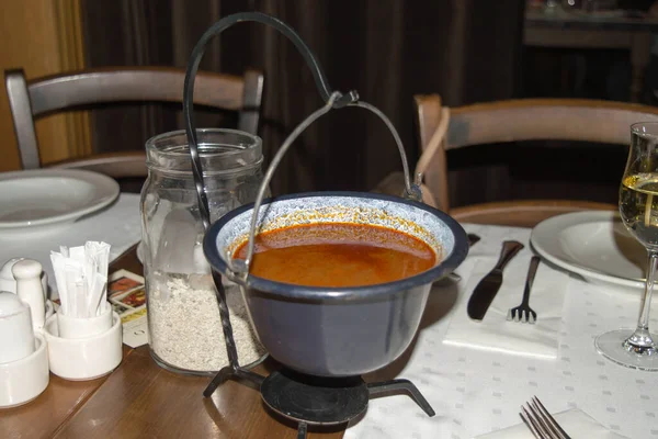 Budapest Ungheria Dicembre 2017 Zuppa Tradizionale Ungherese Gulasch Nel Ristorante — Foto Stock