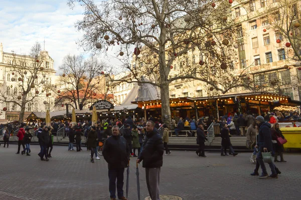 2017年12月31日 游客和当地人喜欢2017年12月31日在布达佩斯的Vaci街上散步 — 图库照片