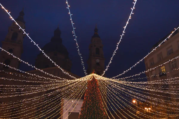 2018年1月1日 2018年1月1日 布达佩斯圣斯蒂芬大教堂前的圣诞树 — 图库照片