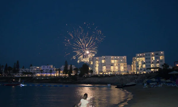 Protaras Chipre Junio Coloridos Fuegos Artificiales Con Niños Jugando Playa — Foto de Stock