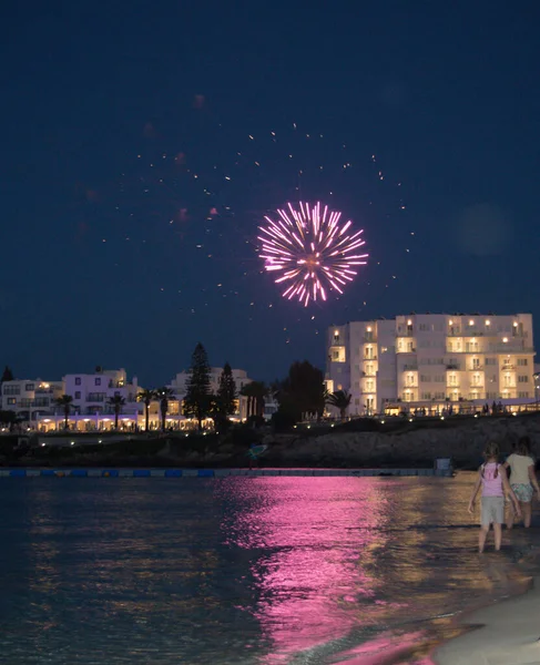 Protaras Cyprus Juni Kleurrijk Vuurwerk Met Spelende Kinderen Het Strand — Stockfoto