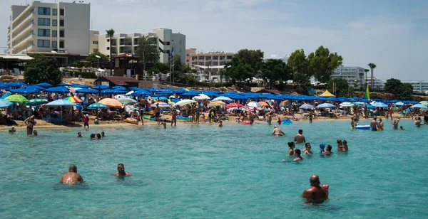Protaras Kypr Června Místní Městská Pláž Zaplavena Slunečným Dnem Protarasu — Stock fotografie