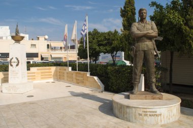 PROTARAS, CYPRUS - 12 Haziran 2018 'de Kıbrıs Rum milliyetçi Paralimni' deki Tasos Markou Anıtı.