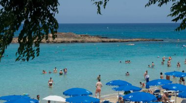 Plajda deniz manzarası, Protaras 'ta güneşli bir gün, Kıbrıs