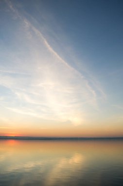 Gölün üzerinde güzel kırmızı gün batımı. Doğanın bileşimi.