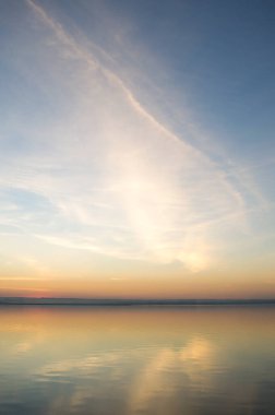 Gölün üzerinde güzel kırmızı gün batımı. Doğanın bileşimi.