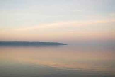 Gölün üzerinde güzel kırmızı gün batımı. Doğanın bileşimi.