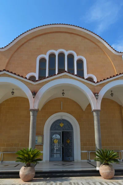 PROTARAS, CYPRUS - 12 Haziran 2018 'de Kıbrıs Rum Kesimi' nin Paralimni kentinde Aziz George Kilisesi.