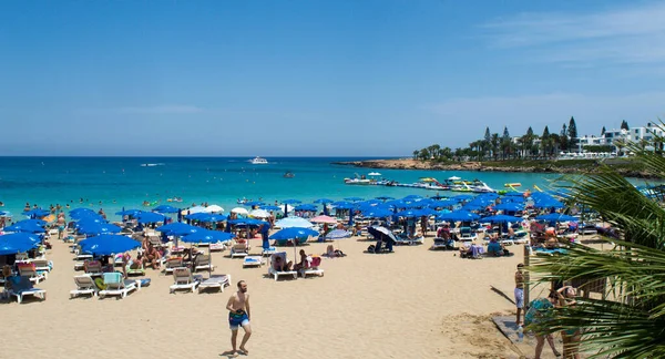 Protaras Cyprus Juni Lokaal Gemeentelijk Strand Wordt Overspoeld Door Mensen — Stockfoto