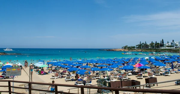 Protaras Cyprus Juni Lokaal Gemeentelijk Strand Wordt Overspoeld Door Mensen — Stockfoto