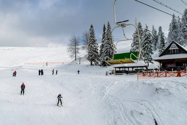 Kyiv Slavskeske 2020年1月1日 2020年1月1日にウクライナのスラフスケにあるカルパティア山脈ザカール バークート山へのスキーリフト上のスキーヤー — ストック写真