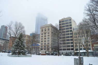 BOSTON, ABD - 11 Aralık 2016 'da ABD' nin Boston kentindeki kış fırtınasından sonra Foggy Binaları.