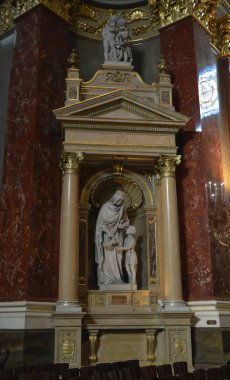 BUDAPEST, HUNGARY - 29 Aralık 2017: Budapeşte 'de Aziz Stephen Bazilikası' nın İçi (Szent Istvan Bazilika) 29 Aralık 2017.