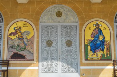 PROTARAS, CYPRUS - 12 Haziran 2018 'de Kıbrıs Rum Kesimi' nin Paralimni kentinde Aziz George Kilisesi.