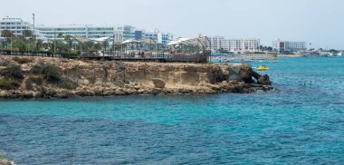 Plajda deniz manzarası, Protaras 'ta güneşli bir gün, Kıbrıs