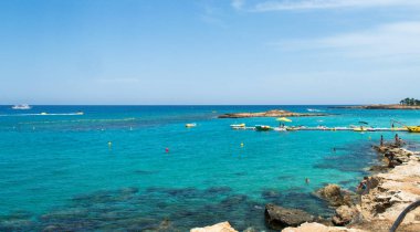 PROTARAS, CYPRUS - 16 Haziran 2018 'de Kıbrıs Rum Kesimi' nin Protaras kentinde demirlemiş tekneleri ile liman. 