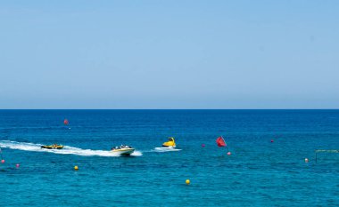 PROTARAS, CYPRUS - 16 Haziran 2018 'de Kıbrıs Rum Kesimi' nin Protaras kentinde demirlemiş tekneleri ile liman. 