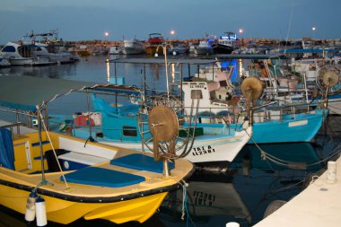 PERNERA, CYPRUS - 16 Haziran 2018 'de Kıbrıs Rum Kesimi' nin Pernera kentindeki Louma Sahili yakınlarındaki rıhtımda yürüyüş. 