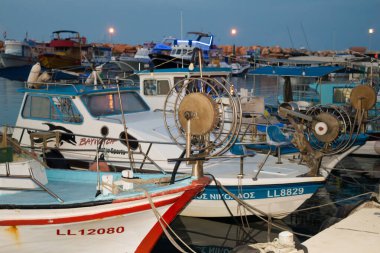 PERNERA, CYPRUS - 16 Haziran 2018 'de Kıbrıs Rum Kesimi' nin Pernera kentindeki Louma Sahili yakınlarındaki rıhtımda yürüyüş. 