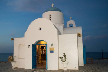 PERNERA, CYPRUS - 16 Haziran 2018 'de Kıbrıs Rum Kesimi' nin Pernera kentindeki Louma Sahili yakınlarındaki St. Nicholas Kilisesi. 