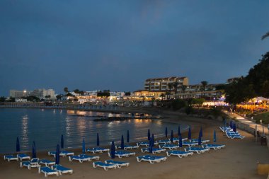 PERNERA, CYPRUS - 16 Haziran 2018 'de Kıbrıs Rum Kesimi' nin Pernera kentindeki Louma Sahili yakınlarındaki rıhtımda yürüyüş. 