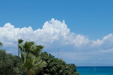 Plajda deniz manzarası, Protaras 'ta güneşli bir gün, Kıbrıs