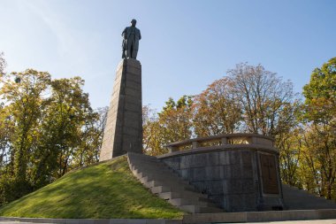 KANIV, UKRAINE - 14 Ekim 2018 Taras Hill 'deki Taras Shevchenko anıtı veya Kaniv, Ukrayna' daki Chernecha Hora. 