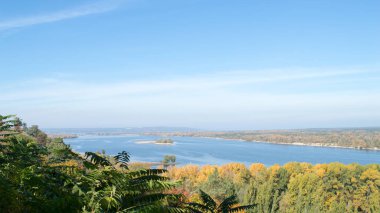 Sonbaharda Dinyeper Nehri manzarası, Kaniv, Ukrayna, Tarasova Tepesi (Chernecha Hora) 