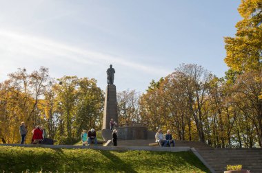 KANIV, UKRAINE - 14 Ekim 2018 Taras Hill 'deki Taras Shevchenko anıtı veya Kaniv, Ukrayna' daki Chernecha Hora. 