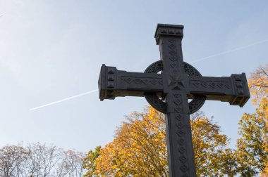 KANIV, UKRAINE - 14 Ekim 2018 'de Ukrayna' nın Kaniv kentindeki Taras Tepesi 'nde (Chernecha Hora) Taras Shevchenko' nun mezarındaki ilk haç. 