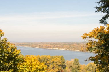 Sonbaharda Dinyeper Nehri manzarası, Kaniv, Ukrayna, Tarasova Tepesi (Chernecha Hora) 